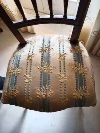 Silla de salón de madera y tela