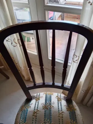 Silla de salón de madera y tela