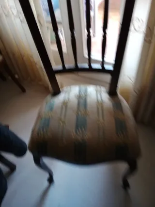 Silla de salón de madera y tela