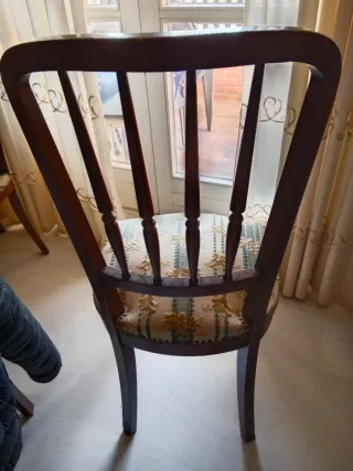 Silla de salón de madera y tela