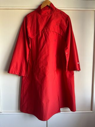 Gabardina capa roja