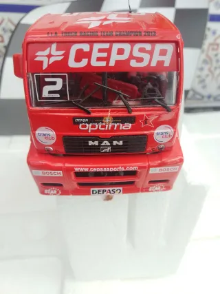 Camión de circuito rojo CEPSA