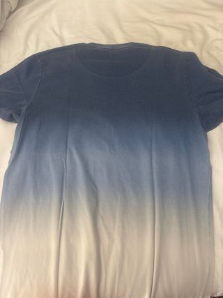Camiseta Hollister azul y blanca degradada