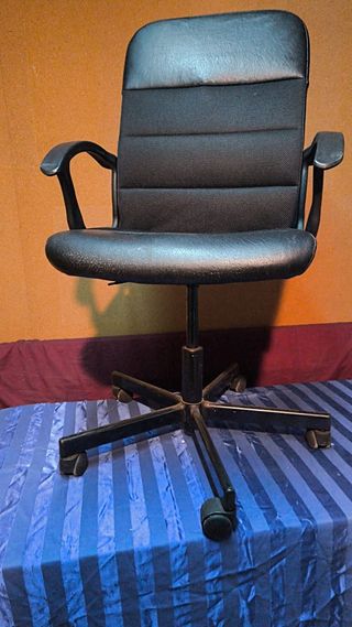 Silla de Oficina Giratoria Negra con Ruedas