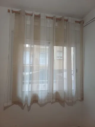 Barra de madera y cortina beige transparente