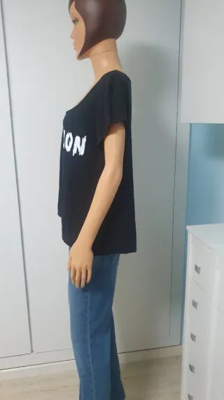 Camiseta negra con estampado