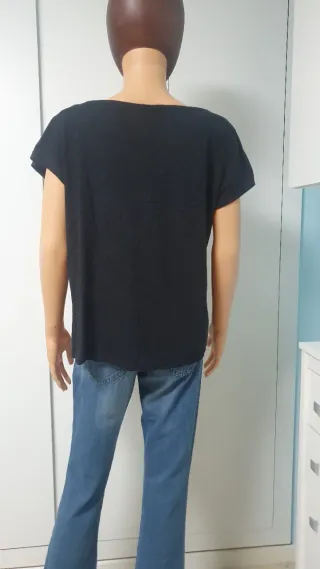 Camiseta negra con estampado