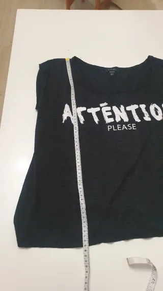 Camiseta negra con estampado