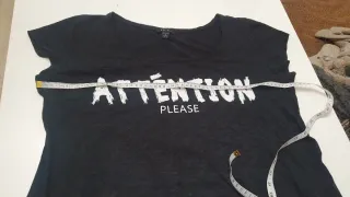 Camiseta negra con estampado