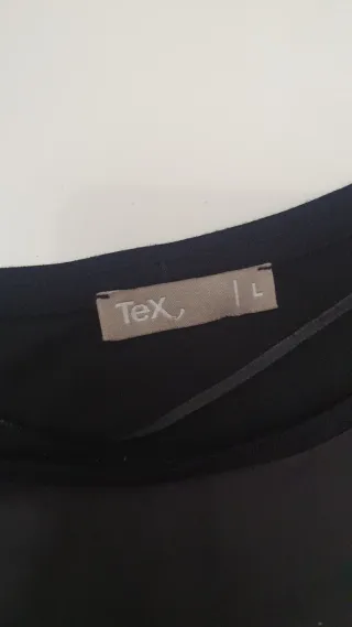 Camiseta negra con estampado