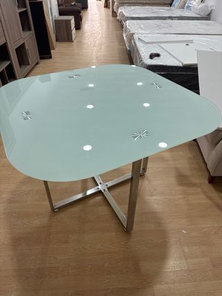 Mesa de cristal y metal
