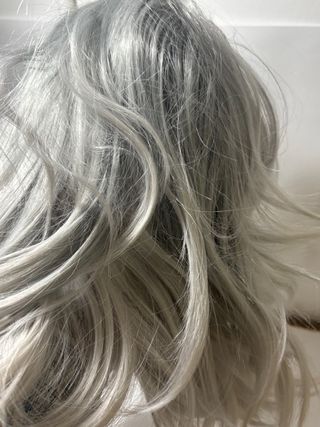 Peluca Gris Ondulada Sintética