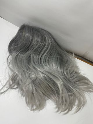 Peluca Gris Ondulada Sintética