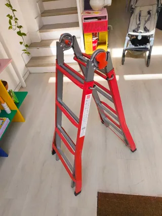 Escalera telescópica naranja