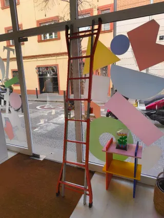 Escalera telescópica naranja