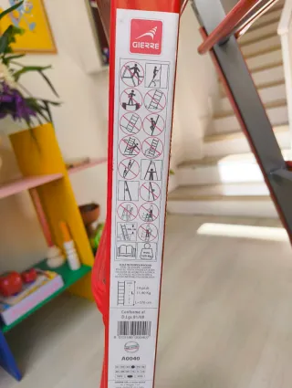 Escalera telescópica naranja