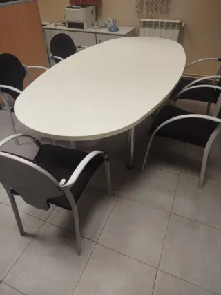 Mesa de reuniones ovalada blanca