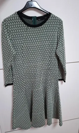 Vestido elegante estampado verde y blanco de Sfera