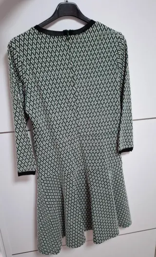 Vestido elegante estampado verde y blanco de Sfera