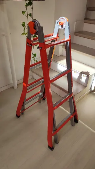 Escalera telescópica naranja de acero