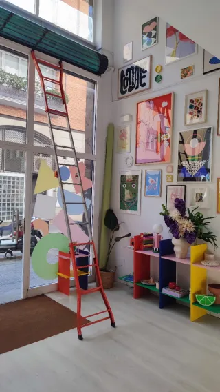 Escalera telescópica naranja de acero