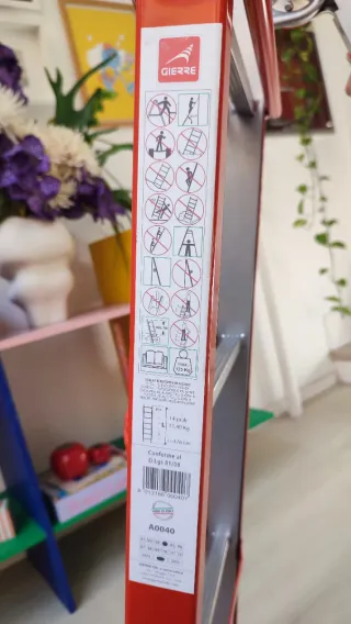 Escalera telescópica naranja de acero