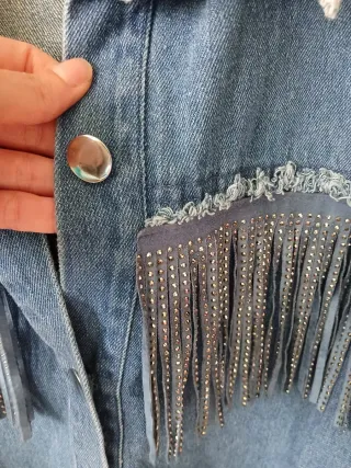 Chaqueta vaquera con flecos y tachuelas