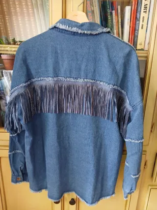 Chaqueta vaquera con flecos y tachuelas