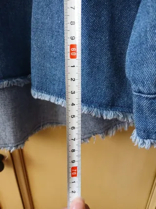 Chaqueta vaquera con flecos y tachuelas