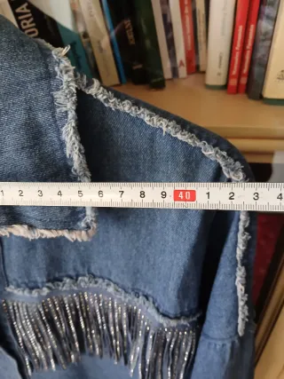 Chaqueta vaquera con flecos y tachuelas