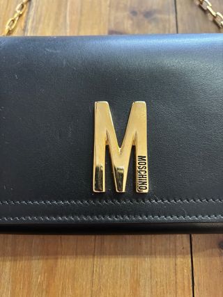 Borsetta Moschino nera con catena oro