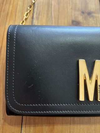 Borsetta Moschino nera con catena oro