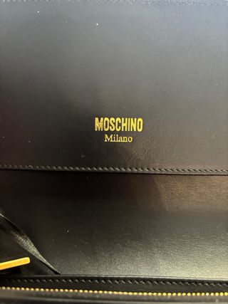 Borsetta Moschino nera con catena oro
