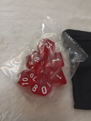 Juego de dados poliédricos rojos.
