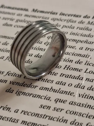 Anillo de plata con diseño de líneas