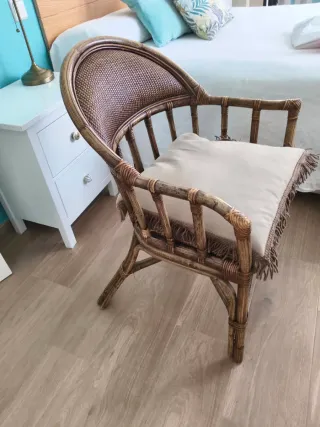 Silla de ratán con cojín beige
