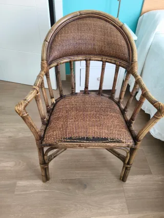 Silla de ratán con cojín beige