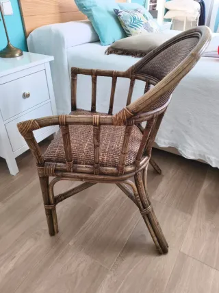 Silla de ratán con cojín beige
