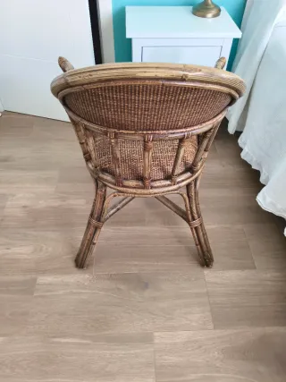 Silla de ratán con cojín beige