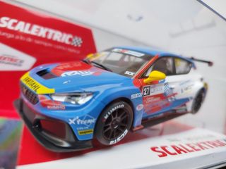 Scalextric Cupra León TCR y Mercedes AMG DTM