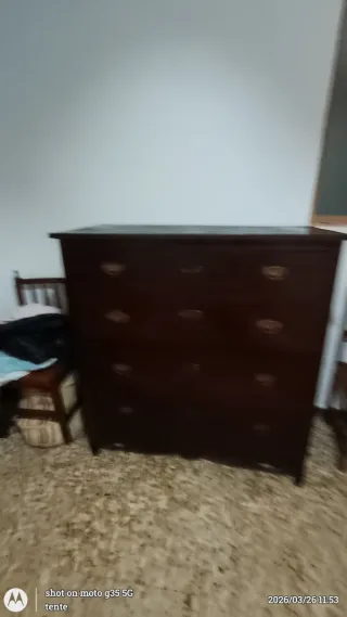 Cómoda de madera oscura