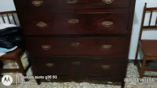 Cómoda de madera oscura