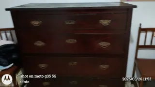 Cómoda de madera oscura