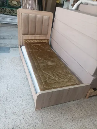 Cama individual de madera y tela