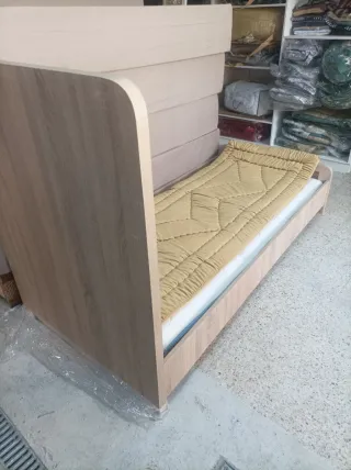 Cama individual de madera y tela