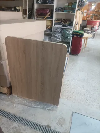 Cama individual de madera y tela