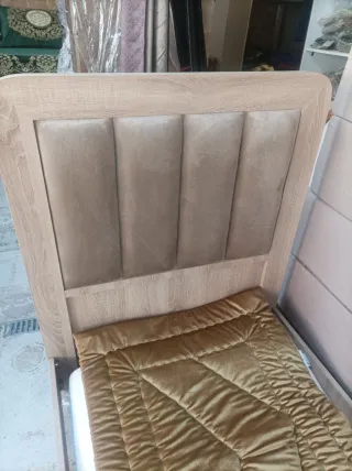 Cama individual de madera y tela