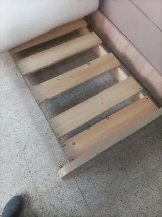 Cama individual de madera y tela