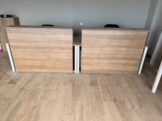 Mesa de oficina, sillas, cajonera y armario