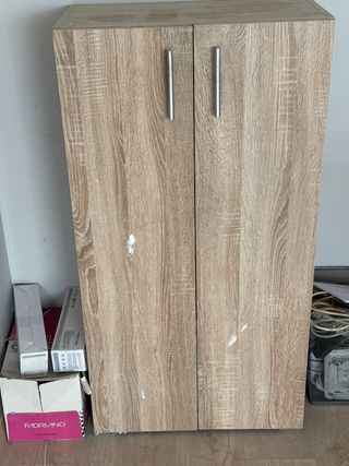 Mesa de oficina, sillas, cajonera y armario